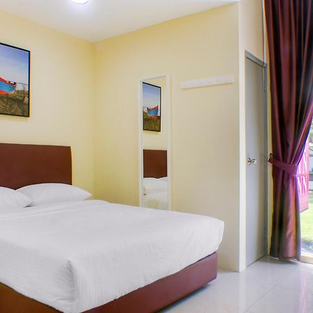 Oyo 90090 Roselyn Inn 2 Pasir Gudang Esterno foto