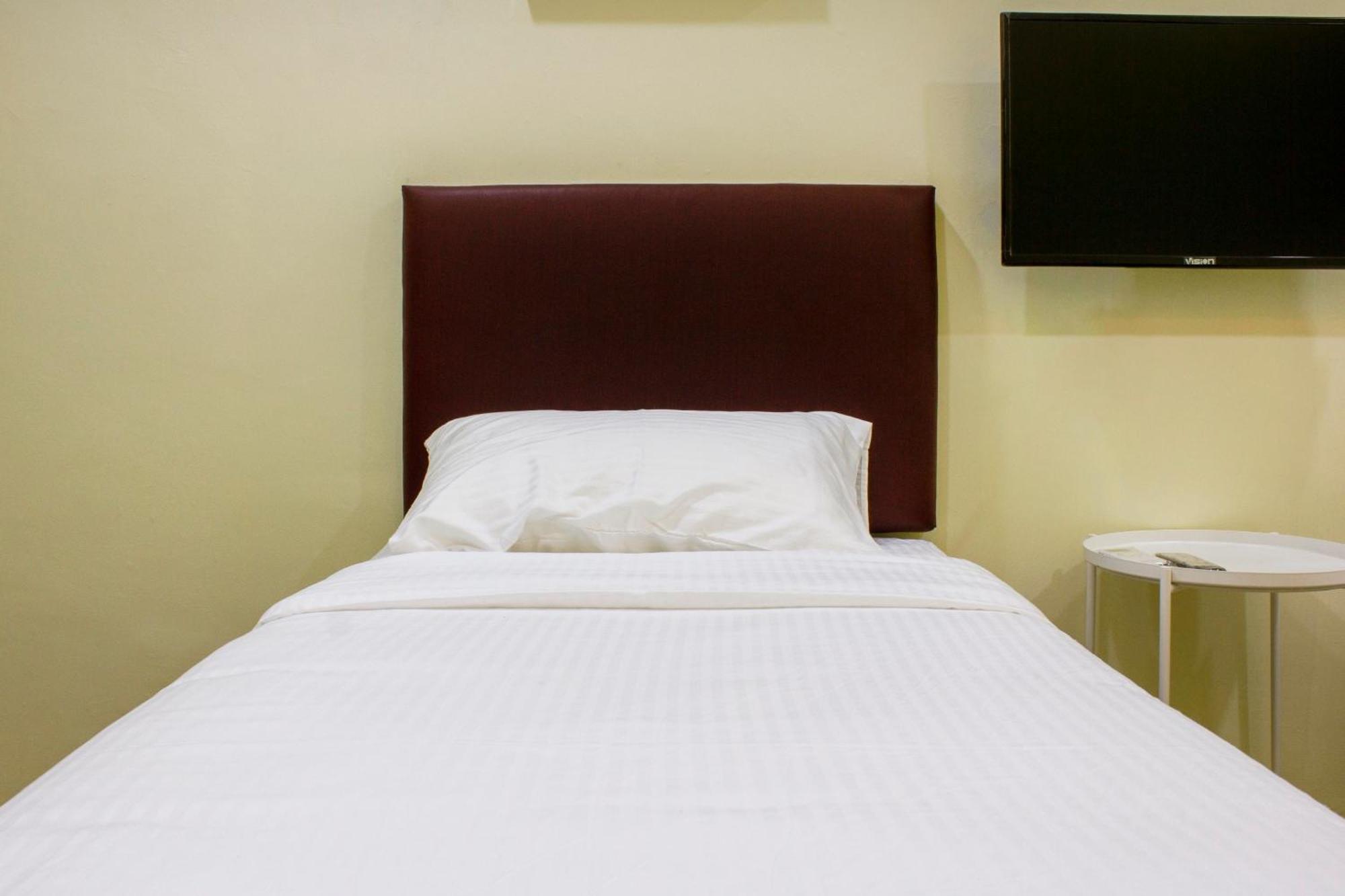 Oyo 90090 Roselyn Inn 2 Pasir Gudang Esterno foto