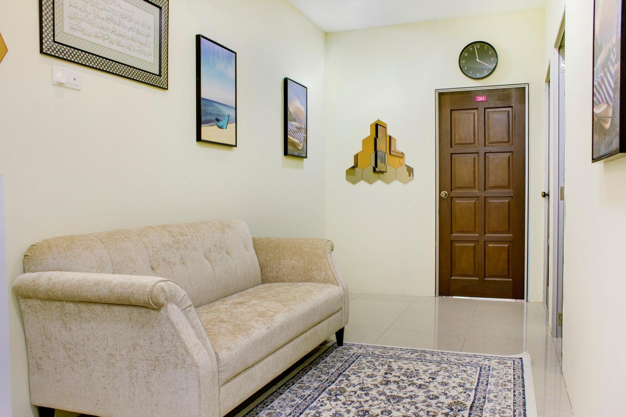 Oyo 90090 Roselyn Inn 2 Pasir Gudang Esterno foto