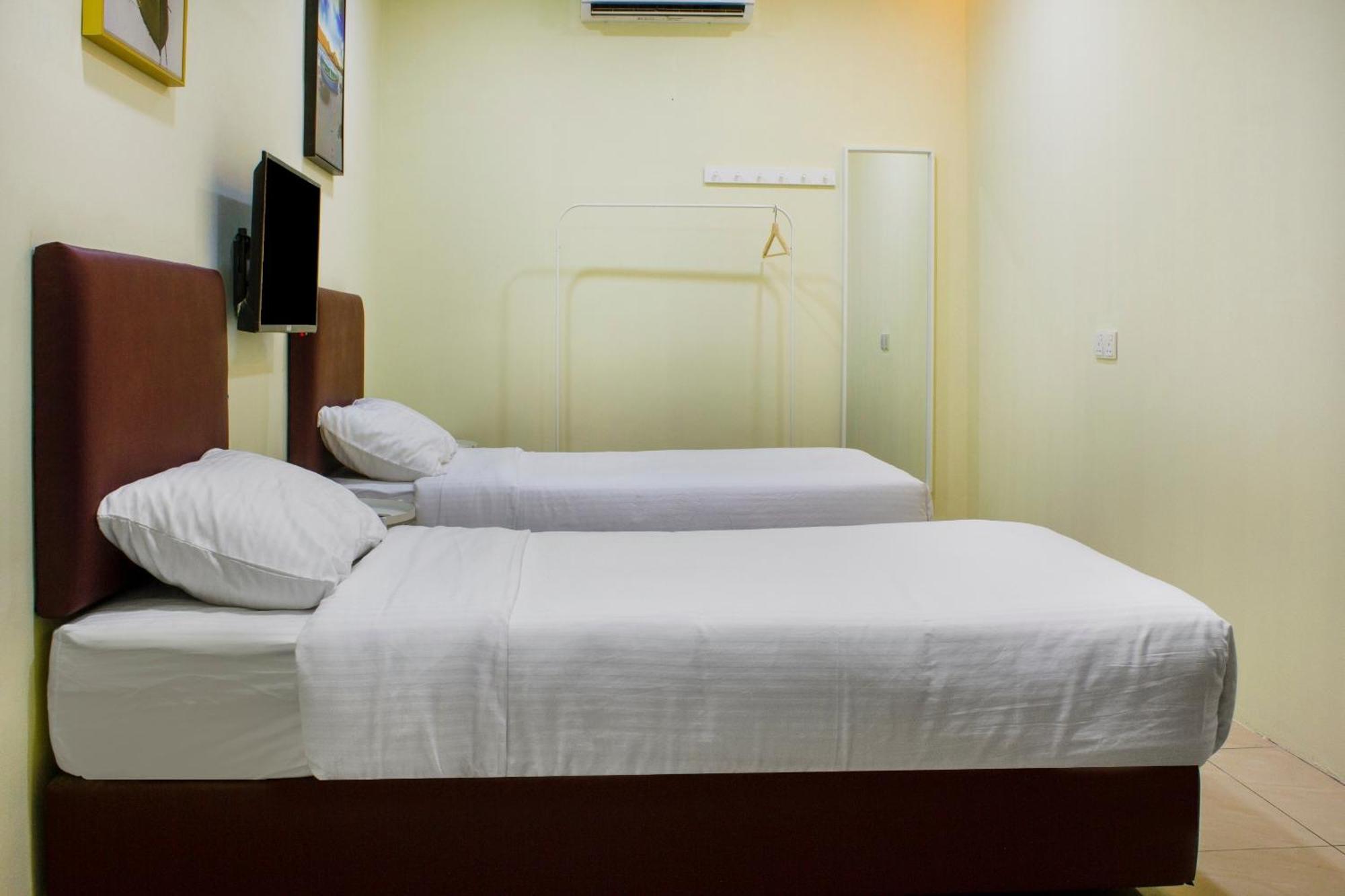 Oyo 90090 Roselyn Inn 2 Pasir Gudang Esterno foto