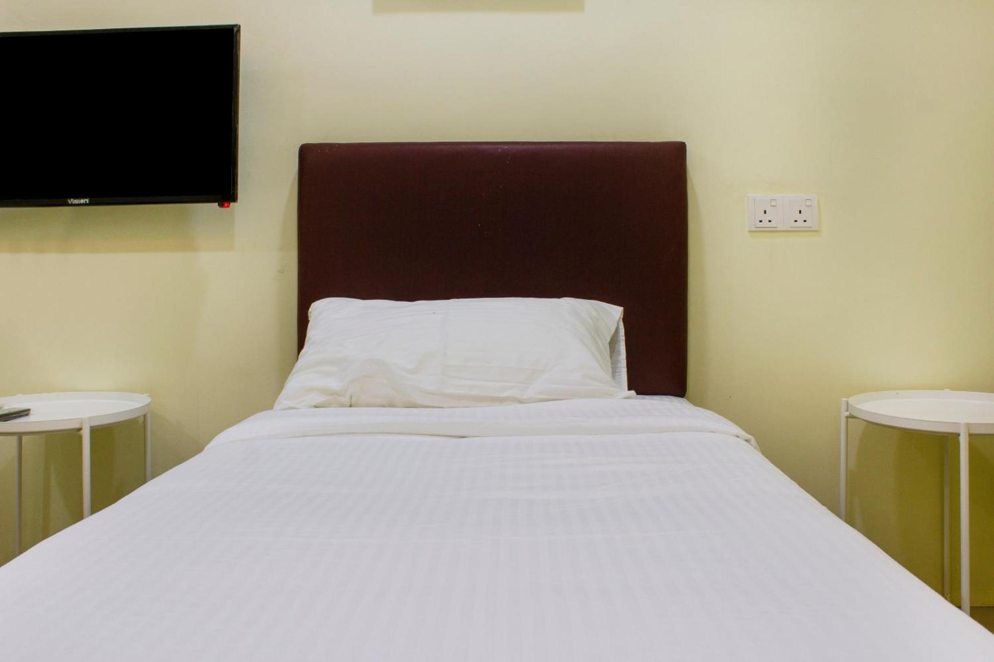 Oyo 90090 Roselyn Inn 2 Pasir Gudang Esterno foto